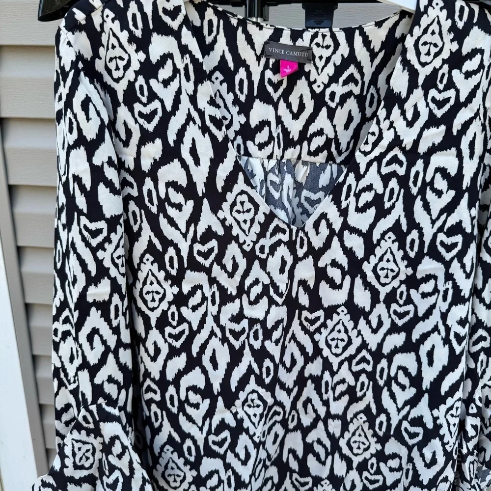 Vince Camuto Flutter Bell Sleeve V-neck Etched Geo Blouse Large - Picture 5 of 12